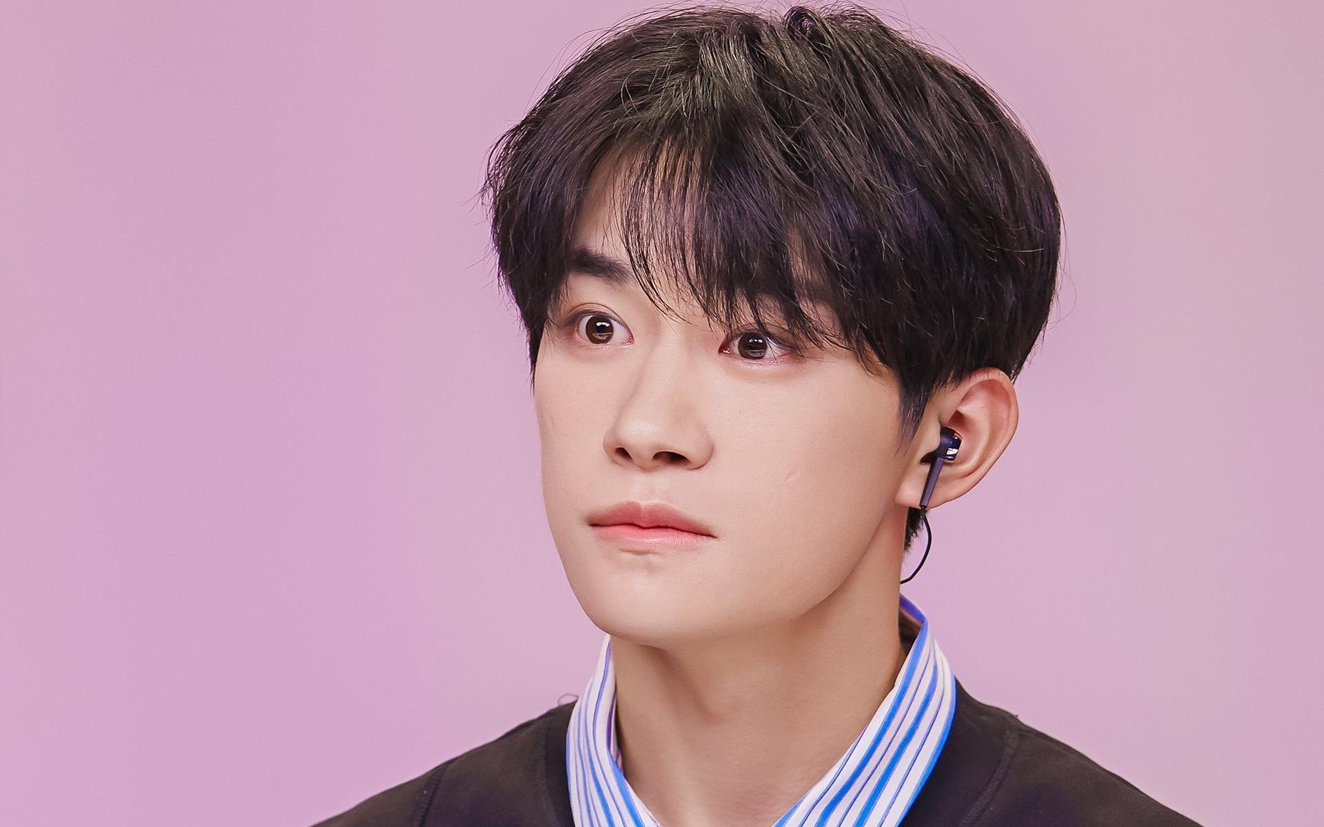 训练中强度不断升级球员表现积极展现职业精神与自律态度,职业球员的训练