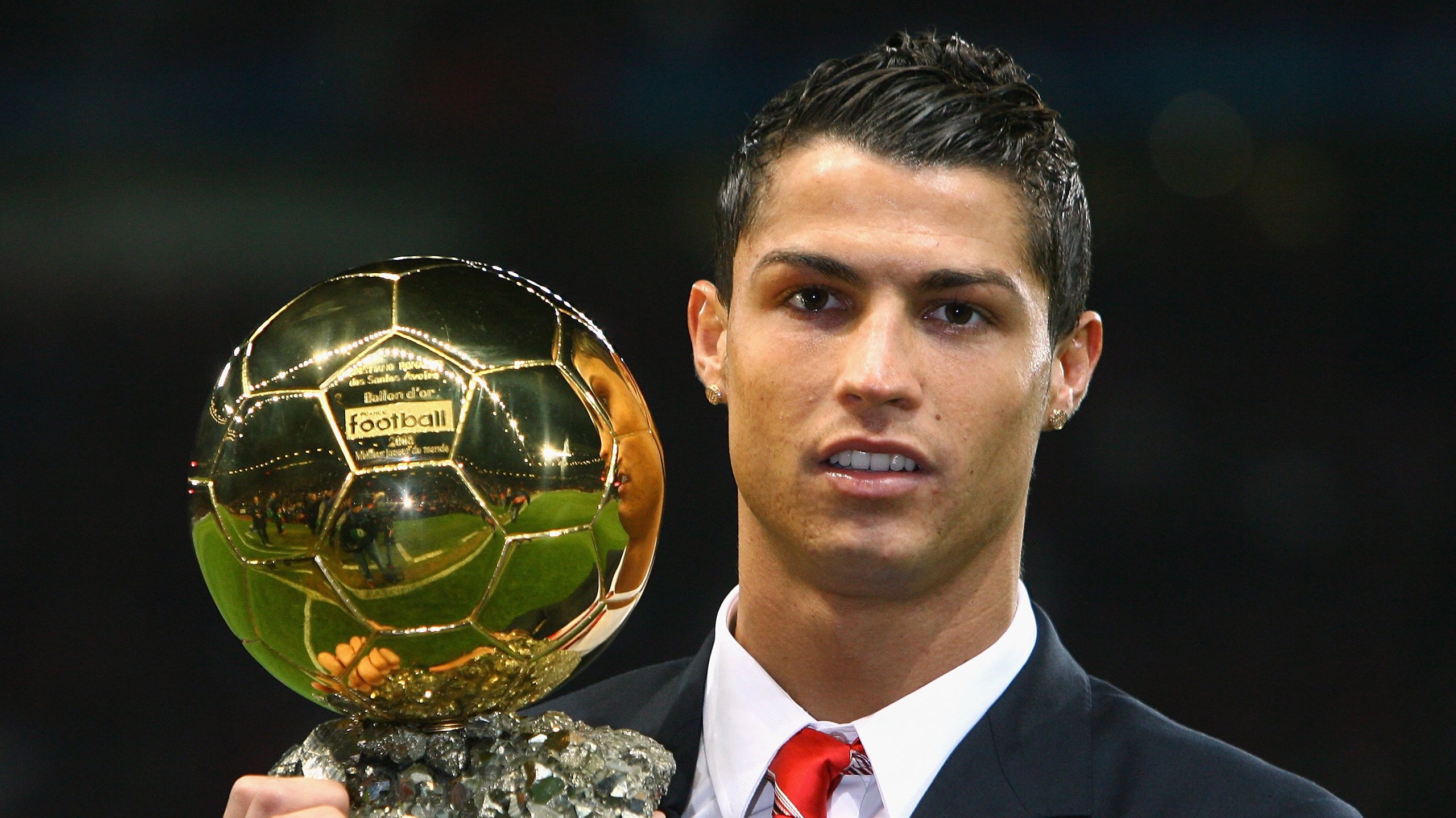 开云体育开云-史上最具争议的欧冠“判罚瞬间”，欧冠十大经典比赛